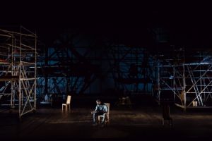 Darsteller*innen auf der Bühne bei der Aufführung von „House“ von Amos Gitai