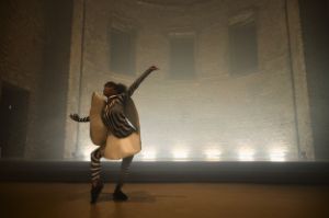 Miriam Parker tanzt in einem gestreiften Kostüm.