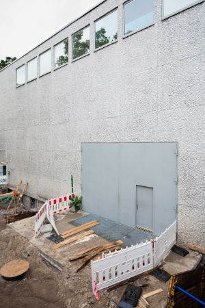 Construction work on the light shaft, stage gate (Meierottostr.)