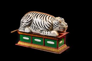 A black and white tiger figure with a grooved back on a plinth.