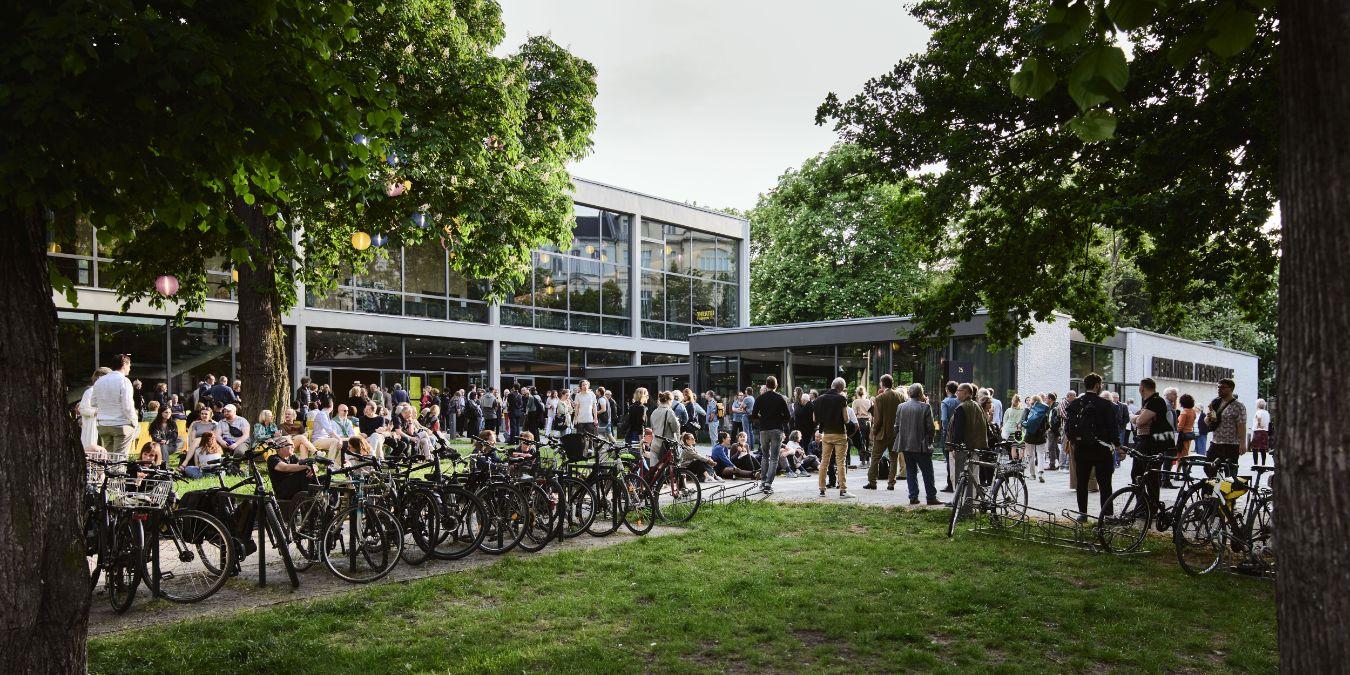 Eine Menschenmenge vor dem Haus der Berliner Festspiele