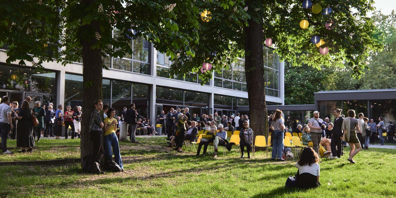 A crowd in front of the Haus der Berliner Festspiele