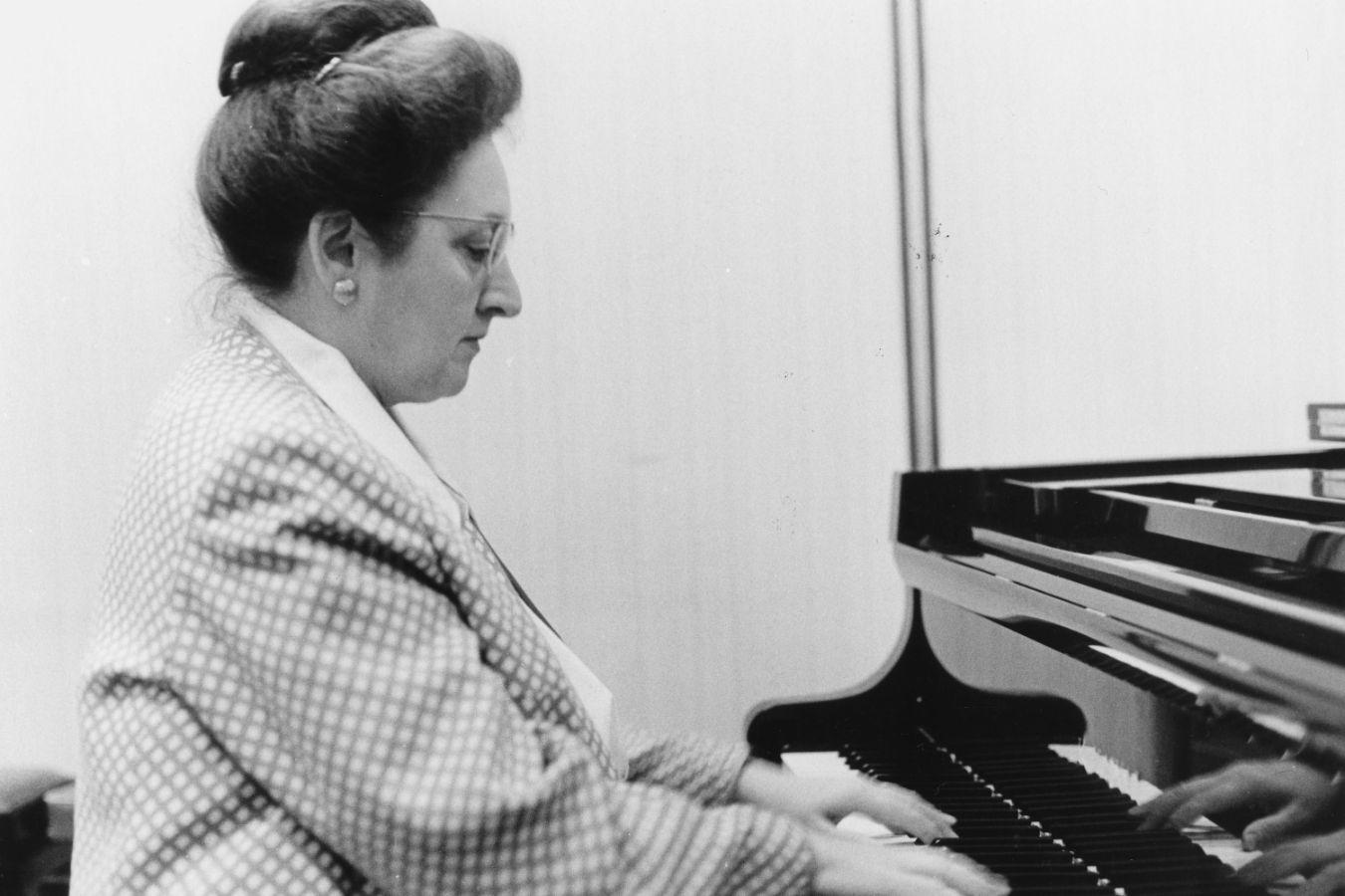 Schwarz-Weiß-Porträt von Yvonne Loriod am Klaier sitzend