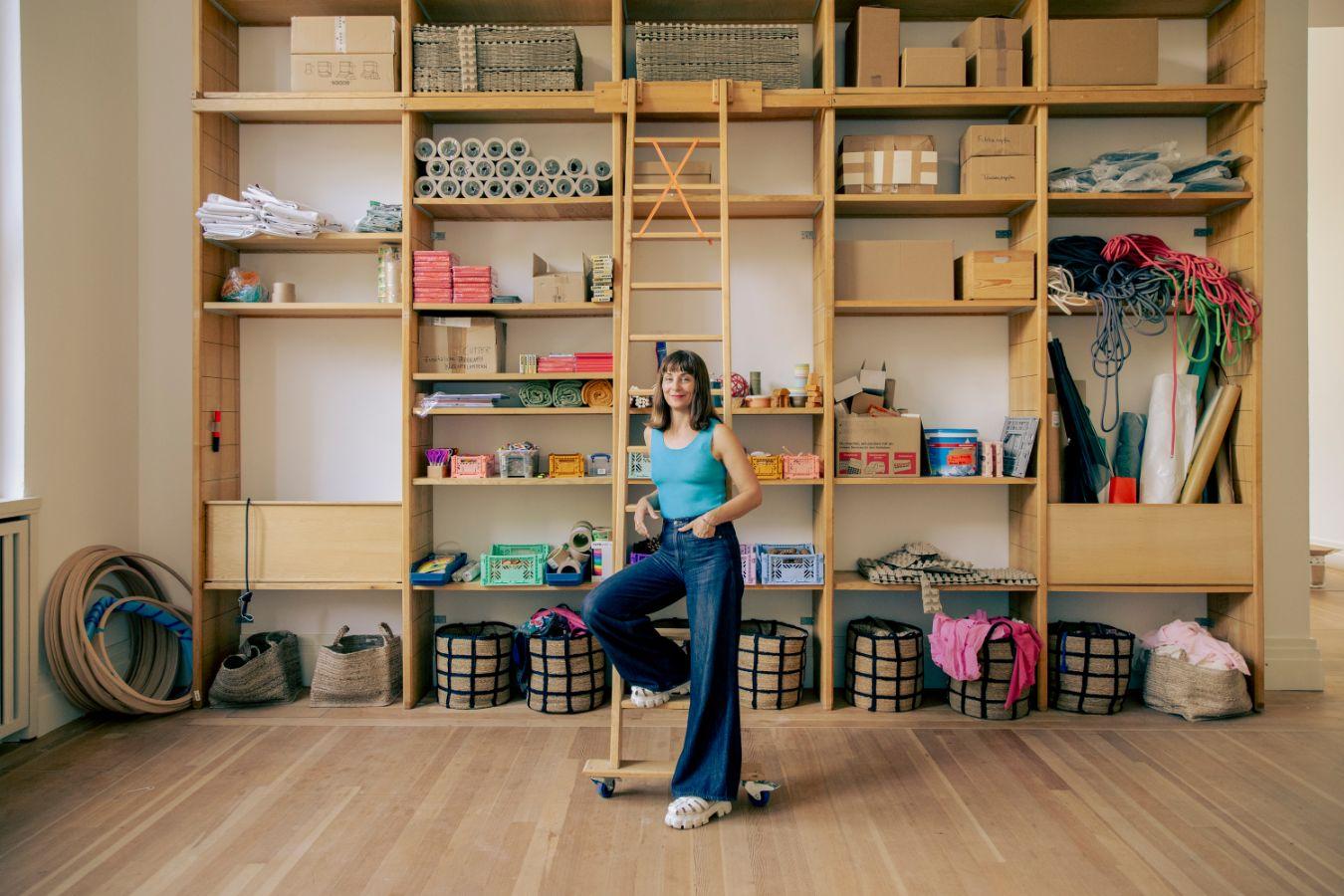 Portrait von Jenny Schlenzka in den Ausstellungsräumen des Gropius Bau.