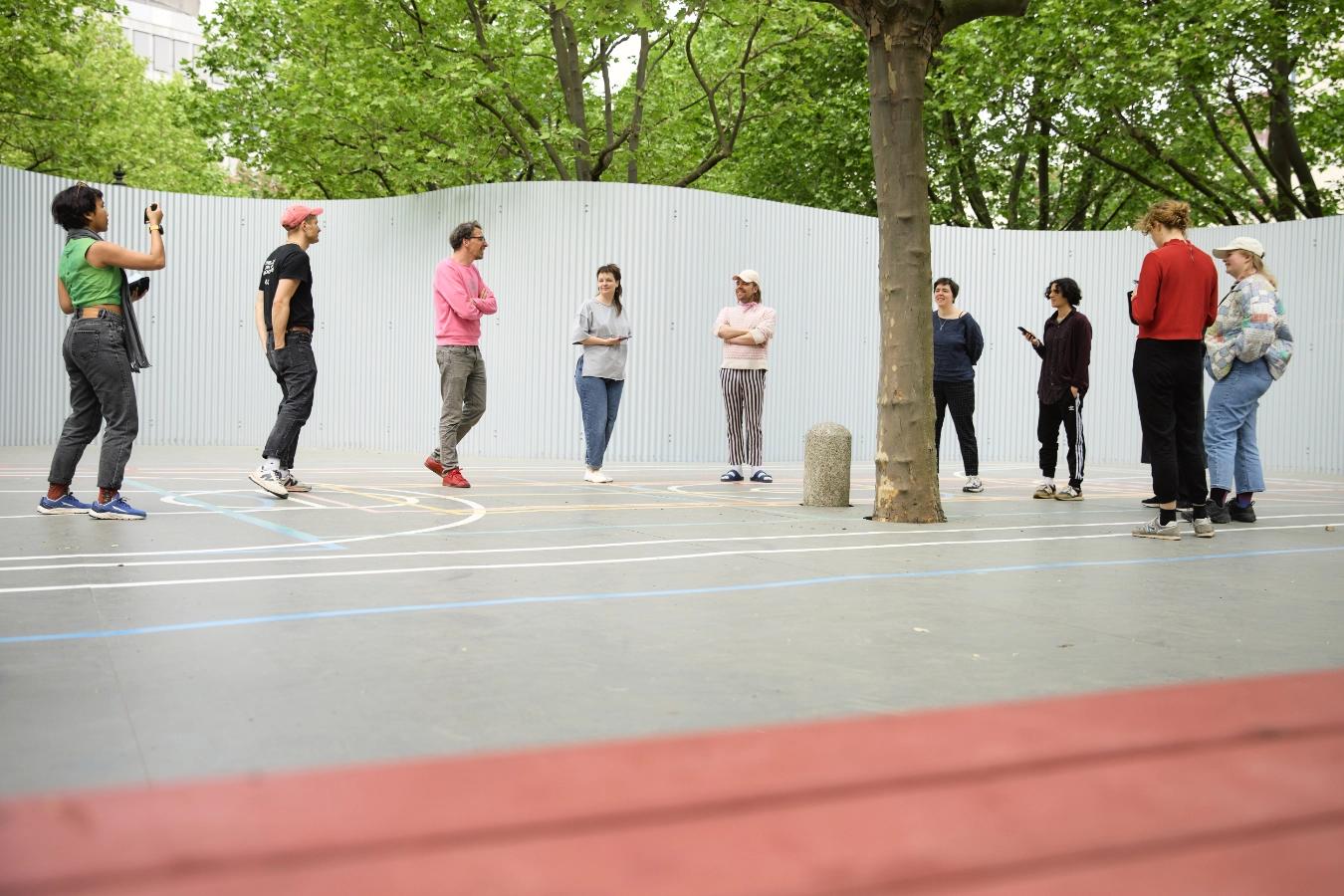 Teilnehmer*innen des Internationalen Forums 2024 auf dem Areal von „Radical Playgrounds“ vor dem Gropius Bau.