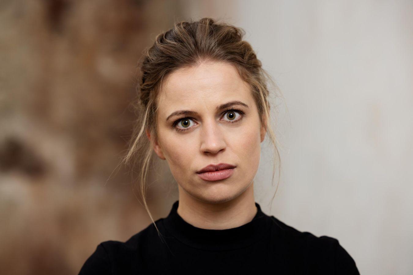 Porträt von Vanessa Porter, den Kopf leicht schräg und die Haare locker zusammengebunden