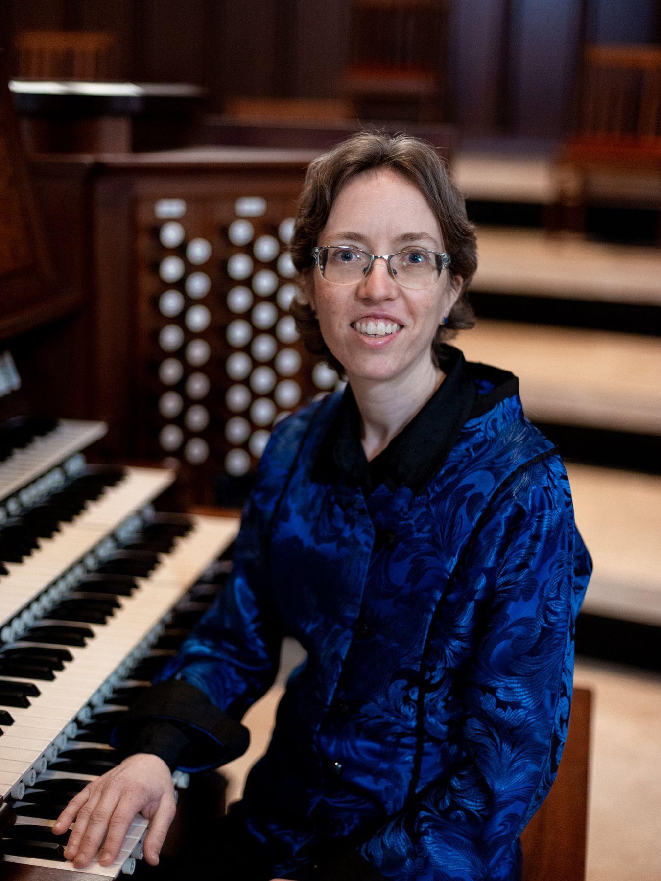 Portrait of Isabelle Demers sitting at her piano