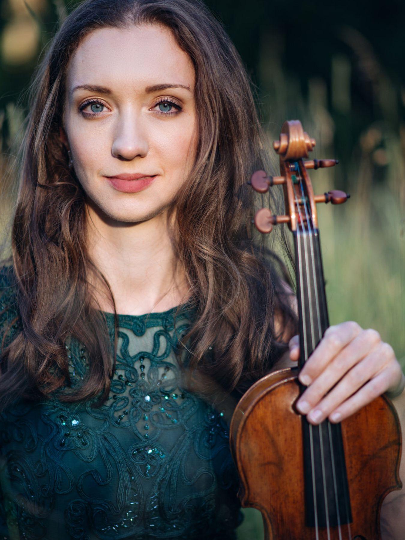 Portrait of Johanna Pichlmair with her violin
