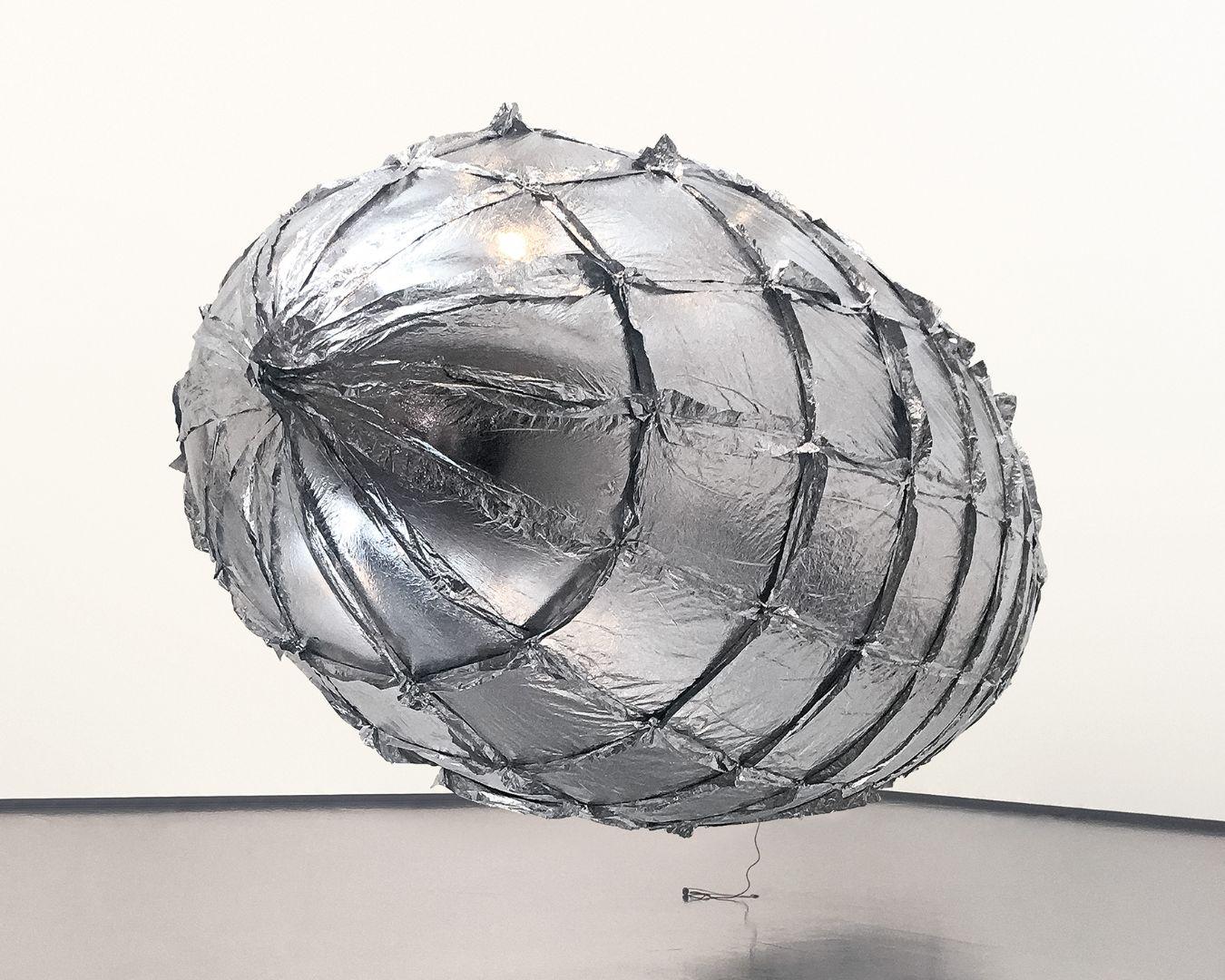 Lee Bul: „Willing To Be Vulnerable“, 2015–2016, Ausstellungsansicht „Crashing” Hayward Gallery, 2018. Foto: Maxie Fischer, Foto Courtesy: Gropius Bau