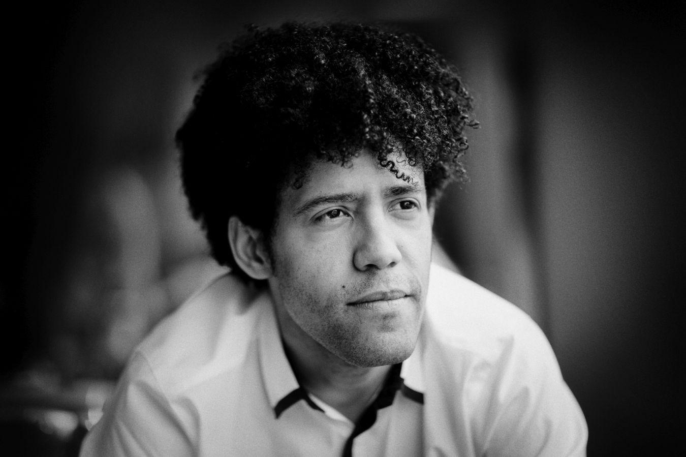 Ein Mann schaut versonnen in die Ferne.