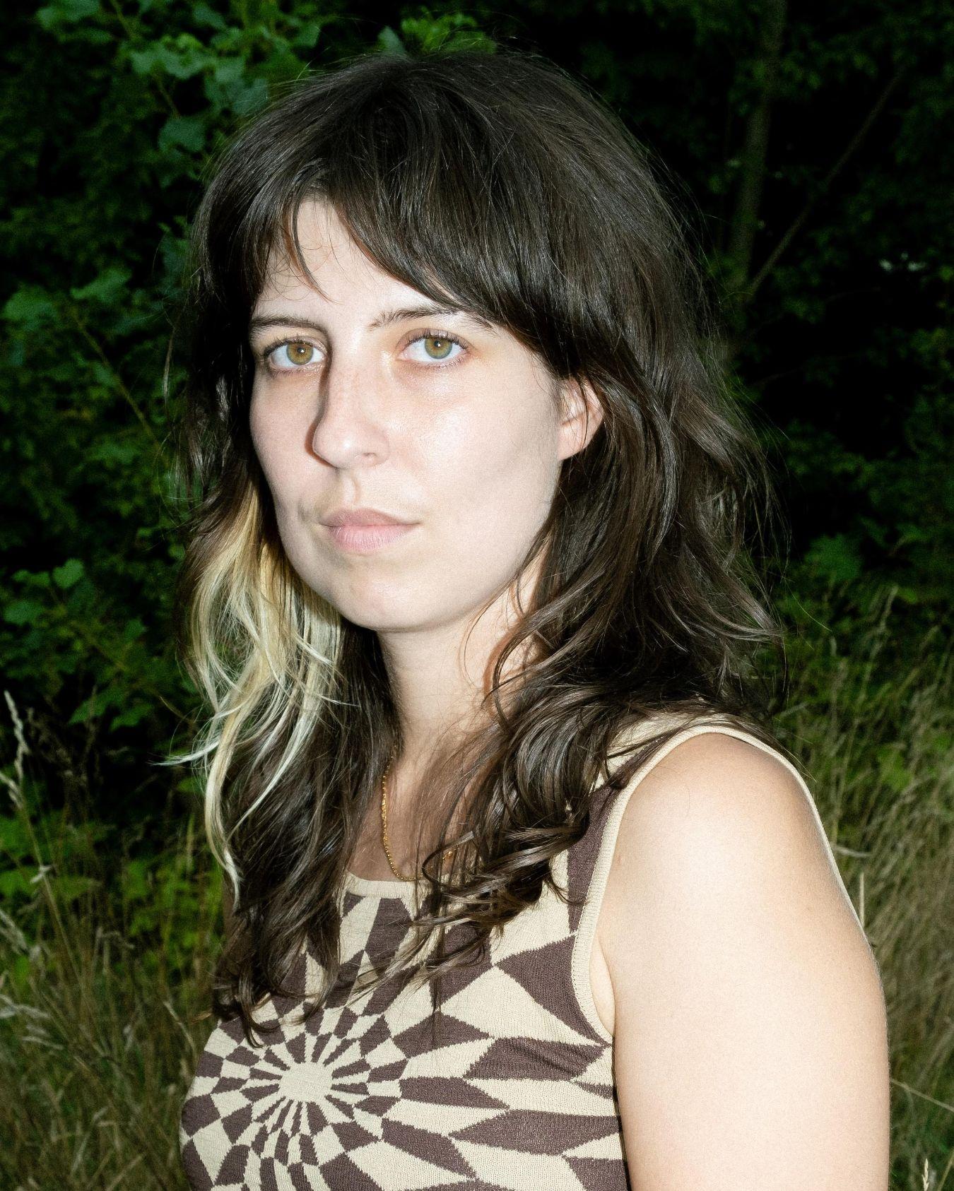 Portraitbild einer jungen Frau mit braunen Haaren.