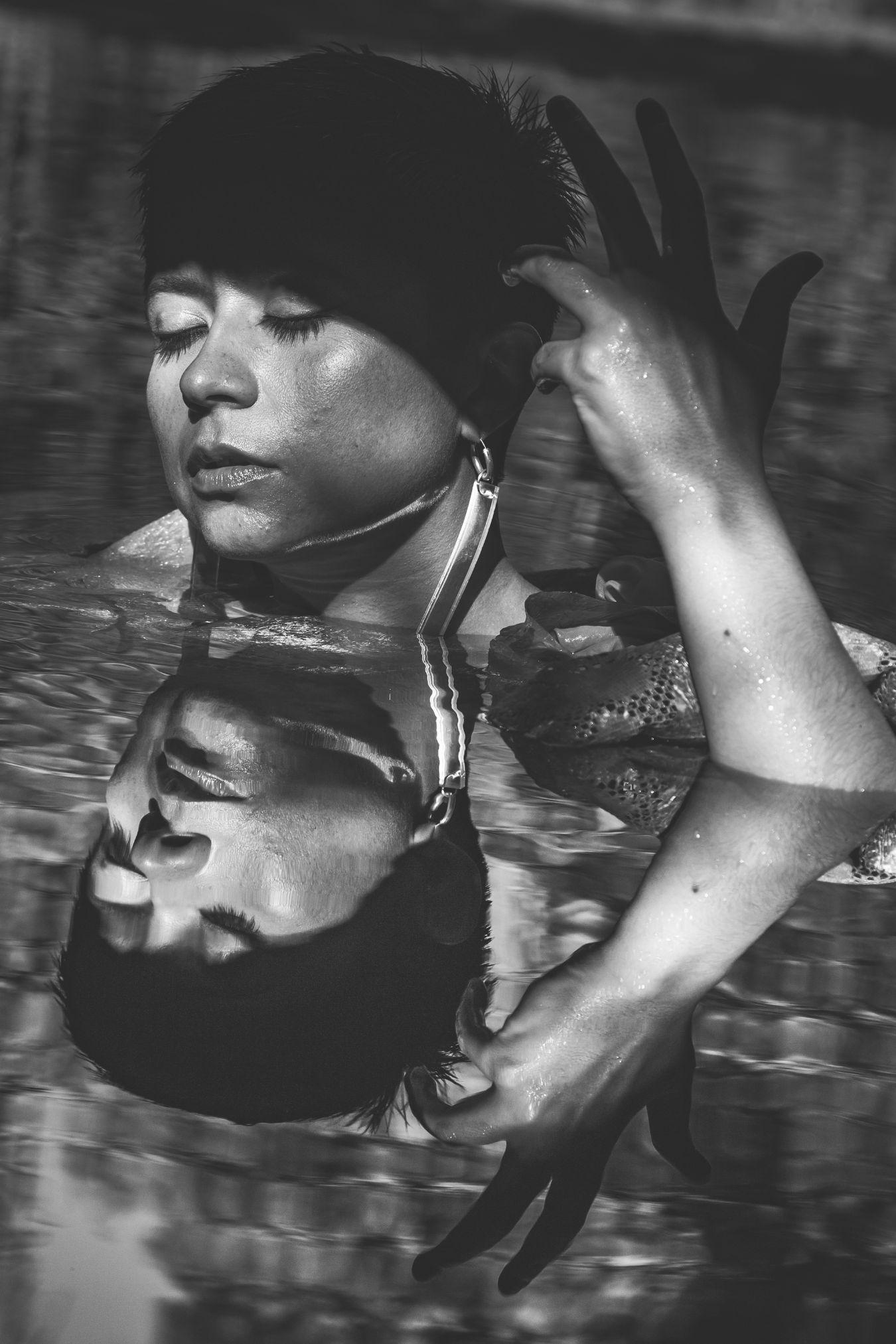 Nadia Larchers Kopf schaut aus dem Wasser. Ihr Gesicht spiegelt sich darin.