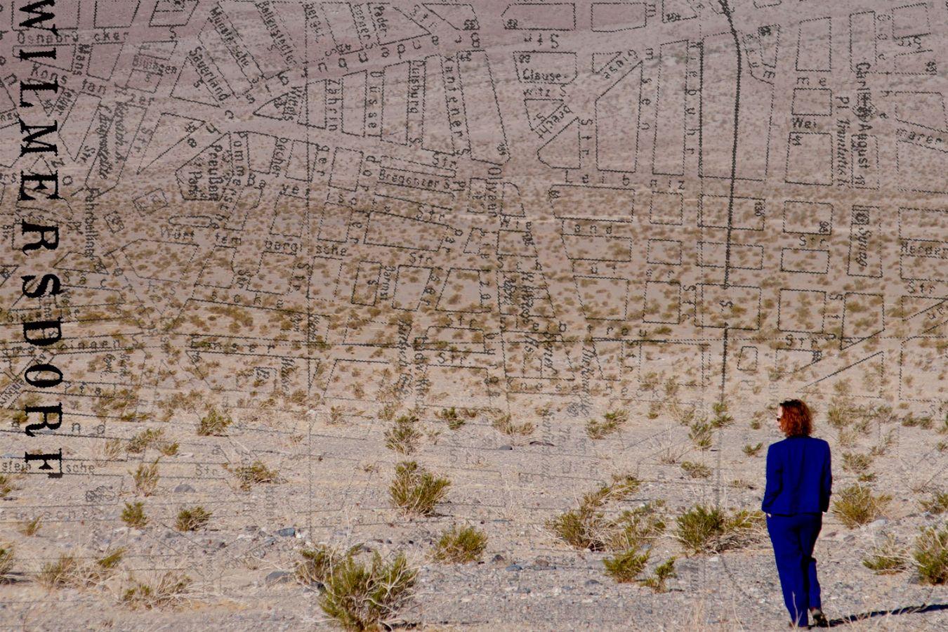 The collage shows a photograph of Ada Mukhína in a back view, looking into the vastness of a desert. An old city map of Berlin-Wilmersdorf overlays the photograph.