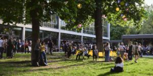 Eine Menschenmenge vor dem Haus der Berliner Festspiele