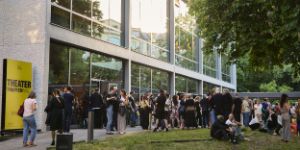 A group of people stand in front of Haus der Berliner Festspiele.