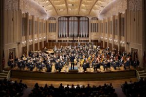 The Cleveland Orchestra gibt ein Konzert in einem Konzertsaal.