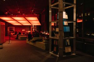 People reading sit on sofas in the upper foyer of the Haus der Berliner Festspiele.