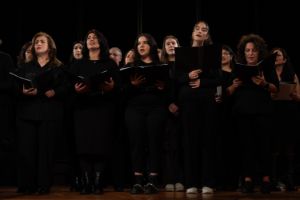 SAZ EVİ CHOR und ENSEMBLE der Musikschule – Berlin Saz Evi beim Singen, mit schwarzen Notenmappen in den Händen.