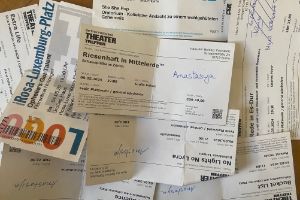 Nahaufnahme eines Konvoluts an Tickets von vergangenen Theatertreffen-Abenden.