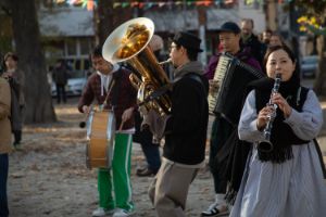 Kimura Jinya spielt Tuba, Inoue Nashie spielt Klarinette und im Hintergrund Kobayashi Takefumi an der Pauke und Kondo Tatsuo am Akkordeon, auf dem Otto-Spielplatz in Berlin.