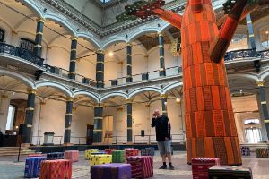 Emeka Ogboh, Ámà: The Gathering Place, 2021, Installationsansicht, Gropius Bau, Berlin