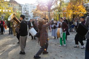 Kimura Jinya spielt Tuba, Inoue Nashie spielt Klarinette und im Hintergrund Kobayashi Takefumi an der Pauke und Kondo Tatsuo am Akkordeon, auf dem Otto-Spielplatz in Berlin.