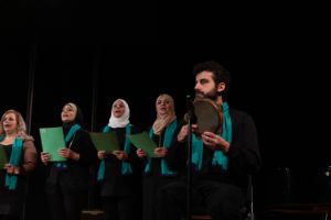 Haneen-Chor-Berlin singt, vier Frauen und ein Mann mit türkisen Schals.