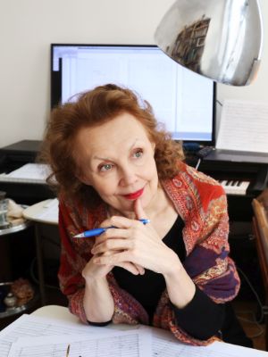 Kaija Saariaho sitzt an einem Schreibtisch