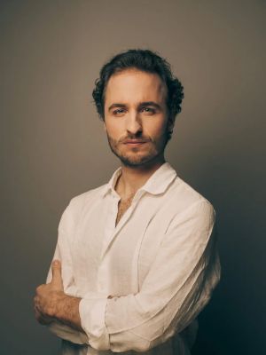 Studioporträt von Linard Vrielink, der ernst in die Kamera blickt.