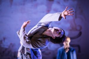 Ein Tänzer beugt sich nach hinten und streckt die Arme in die Luft.