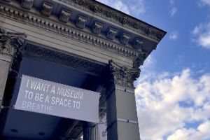 Ein an der Fassade des Gropius Bau angebrachtes Banner mit der Aufschrift “I want a museum to be a space to breathe”