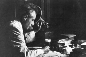 Béla Bartók transcribing sound recordings