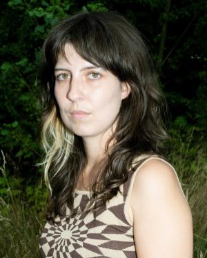 Portraitbild einer jungen Frau mit braunen Haaren.