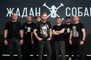 The band stands with its frontman Serhij Zhadan in the middle against a black background. The band members are wearing black jeans and black T-shirts. Some shirts show white skulls or a pug.
