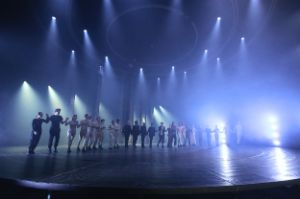 The ensemble of “Nathan the Wise” stands on stage for the final applause. It is foggy, cones of light shine from above.