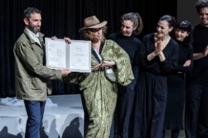 Shlomi Shaban and Yael Ronen present their Theatertreffen certificate to the audience.