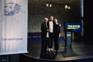Torsten Maß, Ursina Lardi und Nikita Buldyrski, Preisträger des Alfred-Kerr-Darstellerpreis, posieren für ein Foto.