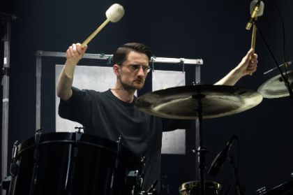 Aleksander Wnuk am Schlagzeug